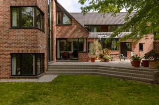 <p>Située dans un environnement verdoyant et résidentiel à Merelbeke, cette impressionnante villa est discrètement implantée sur un terrain exceptionnel de 5.360 m². Avec une superficie habitable d’environ 450 m², elle combine volumes généreux, architecture intemporelle et confort de vie dans un cadre de calme et d’intimité. L’ensemble du terrain est constructible, constituant une réelle valeur ajoutée.</p>
<p>Le hall d’entrée mène à un lumineux espace de vie offrant une belle vue sur le jardin grâce à ses grandes baies vitrées. La cuisine est entièrement équipée. Un coin lecture et un salon chaleureux avec poêle à bois complètent agréablement les espaces de vie.</p>
<p>Le rez-de-chaussée comprend une chambre et une salle de bains, idéales pour une occupation de plain-pied. À l’étage se trouvent trois chambres supplémentaires et deux salles de bains. La villa dispose également de toilettes séparées, de deux bureaux et d’un vaste espace polyvalent pouvant servir de salle de jeux, de sport ou de détente.</p>
<p>Construite en 1990, la propriété a toujours été parfaitement entretenue et se présente en excellent état. Elle est entièrement sous-solée, offrant un important espace de rangement.</p>
<p>Le jardin paysager constitue l’un des principaux atouts de cette propriété. Ses espaces verts, son intimité et sa terrasse aménagée créent un cadre de vie particulièrement agréable.</p>
<p>La maison est équipée d’un système d’aspiration centralisé, de la climatisation dans deux chambres et d’une récente chaudière au mazout alimentant le chauffage par le sol et les radiateurs. Une citerne d’eau de pluie de 10.000 litres est raccordée aux robinets extérieurs et au garage. Un grand garage ainsi qu’un parking éclairé permettent de stationner plusieurs véhicules.</p>
<p>Située à proximité de Gand, de l’E40 et de l’E17, la propriété bénéficie d’une excellente accessibilité. Commerces, écoles, infrastructures sportives et loisirs se trouvent à courte distance.</p>
<p><strong>Journée de visite le samedi 27 juin 2026.</strong></p>
<p><strong>Intéressé(e) ? Contactez-nous au +32 471 65 25 34 ou via info@vicusvastgoed.be.</strong></p>