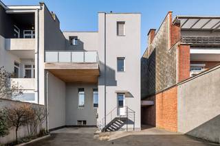 Ruime kangoeroewoning met 6 SLPKS een groot magazijn in Mortsel!Deze prachtige woning biedt een ideale combinatie van wooncomfort en praktische...