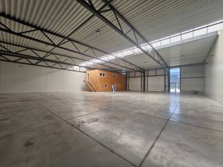 <p><strong>Te huur: magazijn met kantoren, ideaal gelegen in Achêne!</strong></p>
<p>Wij bieden u een magazijn van ca. 625 m² met een mooie vrije hoogte, evenals 145 m² kantoorruimte met keuken, toilet en doucheruimte.<br />Het gebouw is uitgerust met twee grote sectionaalpoorten en voldoet aan de nieuwste isolatienormen.<br />Ideaal gelegen in de zone van Achêne, op slechts 3 minuten van de afrit E411: snelle toegang en optimale zichtbaarheid.</p>
<p>Voorschot op kosten: €200/maand (water, gas, elektriciteit).</p>
<p><strong>Geïnteresseerd? Neem vandaag nog contact met ons op voor meer informatie of om een bezichtiging te plannen</strong></p>