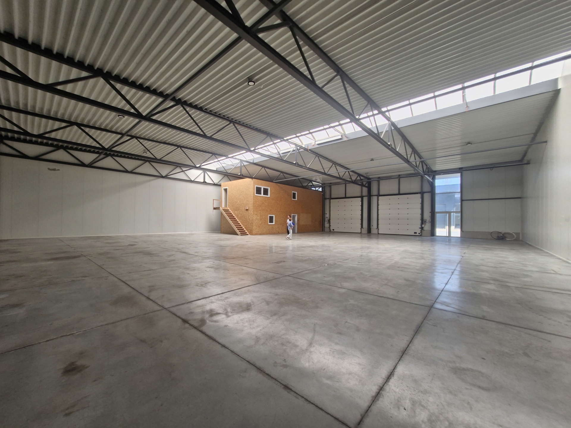 Magazijn + kantoren 770 m² te huur - Achêne / E411 Bedrijventerrein - foto 2