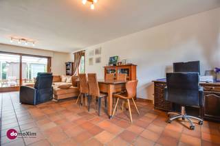 <p><span> </span></p><p><span>Statige villa met 4 slaapkamers op een toplocatie in Sterrebeek</span></p><p><span>Bent u op zoek naar een royale, vrijstaande woning in de internationale en felbegeerde regio Sterrebeek? Deze karaktervolle villa uit 1983 biedt je de perfecte balans tussen ruimte, comfort en een strategische ligging. Ideaal als exclusieve gezinswoning of als hoogwaardige investering voor de expat-verhuurmarkt.</span></p><ul><li><span>Je betreedt de woning via een elegante inkomhal met gastentoilet. De grote leefruimte valt direct op door de imposante open haard, die zorgt voor een warme en karaktervolle sfeer. Aansluitend bevindt zich de geïnstalleerde keuken met een praktische, naastgelegen berging. De lichtrijke leefveranda vormt de perfecte plek om in het tussenseizoen te ontspannen met een prachtig, groen uitzicht op de tuin en het recent nieuw aangelegde terras.</span></li><li><span>De nachthal biedt toegang tot vier volwaardige, ruime slaapkamers en een comfortabele badkamer uitgerust met een ligbad, douche en dubbele wastafel. Er is tevens een praktisch apart toilet aanwezig.</span></li><li><span>De woning beschikt over een inpandige, ruime garage en een oprit die plaats biedt aan meerdere voertuigen.</span></li></ul><p><span><br />Laat deze unieke kans in Sterrebeek niet aan u voorbijgaan. Neem vandaag nog contact op voor meer informatie of om uw persoonlijke rondleiding te reserveren.</span></p><p><span>015 20 36 00</span><span><br /></span><span>info@domoxim.be</span></p><p><span> </span></p><p><span> </span></p>