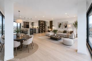 <p><strong>Residentie 'Park View' prestigieus wooncomplex gelegen in het hartje van Antwerpen. Unieke luxe ingerichte PENTHOUSE ca. 237 m² met fenomenaal riant dakterras ca. 112m² met wintertuin waar u geniet van een uniek panoramisch zicht over het stadspark, de stad, Centraal Station, Zoo en de omgeving . Het gebouw heeft slechts 7 appartementen en 1 appartement per verdieping.<br /></strong></p>
<p><strong>Dit duplex penthouse op de 7e verdieping biedt luxe en comfort in een unieke setting.</strong> Bij binnenkomst wordt u verwelkomd in een ruime inkomhal met gastentoilet en vestiaire. De royale leefruimte, afgewerkt met parketvloeren, baadt in natuurlijk licht dankzij de kamerhoge raampartijen die uitkijken op de rondvijver en het groen van het Stadspark. De open, kwalitatieve Siematic keuken is volledig uitgerust met een kookeiland, opbergkasten en hoogwaardige toestellen.<br /><br />Via de nachthal bereikt u de masterbedroom met een ensuite badkamer voorzien van een ligbad en inloopdouche. Verder beschikt het penthouse over twee extra slaapkamers (eveneens met parketvloeren), een aparte douchekamer voorzien van een inloop regendouche, toilet, handdoekdroger, dubbele lavabo in een meubel. Verder is er een praktische berging/wasplaats.</p>
<p><strong>Het absolute pronkstuk</strong> is het fenomenale <strong>private dakterras</strong> van <strong>112 m²</strong>. Hier geniet u van een adembenemend panoramisch uitzicht: vooraan over het Stadspark en achteraan over de Stad Antwerpen, het Centraal Station en het diamantkwartier. Het dakterras beschikt over een winterkamer/patio, ingericht als extra salon of slaapkamer met een eigen badkamer (douche en lavabo). Deze ruimte is voorzien van vloerverwarming, koeling en airconditioning, evenals zonnewerend en hoogrendementsglas.</p>
<p>Uw wagen parkeert u eenvoudig op een <strong>dubbele ondergrondse parkeerplaats</strong>, toegankelijk via een ruime autolift.<br /><br /><span><strong>BIJZONDERHEDEN;</strong> </span><br />- U<span>itzonderlijke woonbeleving<br /></span>- Beide verdiepen zijn voorzien van vloerverwarming en koeling + airco, ventilatiesysteem<br />- Uiterst gunstig gelegen (stadspark, Centraal Station, Meir, Diamantwijk...)<br />- Exeptionele uitzichten<br />- Energiezuinig gebouw en appartement - recente building<br />- 1 appartement per verdieping<br />- Dubbeke parkeerplaats in het gebouw aanwezig <br />- Lift in het gebouw <br />- Kelder inclusief<br />- Verkoop onder BTW-stelsel</p>