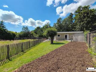 <p><span>Wonen in de rust van de Netevallei ontdek deze charmante bungalow!</span><span> </span></p><p><span>Altijd al gedroomd van een eigen stekje midden in het groen, waar rust en natuur de hoofdrol spelen? Dan is deze </span><span>prachtige bungalow</span><span> in het recreatiegebied van de Netevallei precies wat je zoekt!</span></p><p><span>Toplocatie</span><span> Geniet van een oase van rust, op slechts 5 minuten van zowel de </span><span>E313</span><span> als het </span><span>centrum</span><span>. Ideaal voor wie graag de stilte opzoekt, maar toch vlot bereikbaar wil blijven.</span></p><p><span>Wat mag je verwachten?</span></p><p><span>- Perceel van maar liefst </span><span>1.370 m²</span><span>, inclusief een knusse </span><span>weide</span><span> ideaal voor dierenliefhebbers of hobby tuiniers</span></p><p><span>- Gebouw van </span><span>80 m²</span><span> met een doordachte indeling:</span></p><p><span>- 3 gezellige slaapkamers</span></p><p><span>- Lichtrijke living</span><span> en functionele </span><span>keuken</span></p><p><span>- Badkamer met douche en toilet</span></p><p><span>- Hal, veranda</span><span> én een handige </span><span>berging</span></p><p><span>- Verwarming via een </span><span>pelletkachel</span><span> en </span><span>simulator op nachttarief</span><span> energiezuinig en comfortabel!</span></p><p><span>Een unieke plek waar je écht tot rust komt, tweede verblijf in het groen.</span></p><p><span>Kom zelf de sfeer opsnuiven en laat je verrassen door de charme en de mogelijkheden van deze woning.</span></p><p><span>Mis deze kans niet contacteer ons vandaag nog voor een bezichtiging!</span></p><p><span> </span></p>