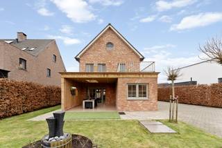 Deze instapklare woning is gelegen vlakbij de Nederlandse grens, op een zuidoost perceel van ca. 908 m². Het pand omvat oa. 3 slaapkamers,...