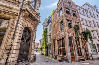 Deze woning uit ca. 1600 ligt nabij het Conscienceplein. Het gebouw werd in 2024 gemoderniseerd met veel respect voor de authentieke elementen...