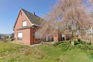 <p><strong>Te renoveren vrijstaande woning met potentieel, 4 ruime slaapkamers op perceel van 898m²</strong></p>
<p>Op zoek naar een woning met ruimte en tal van mogelijkheden? Deze vrijstaande gezinswoning biedt het allemaal. Gelegen op een ruim perceel van 898m² en met een vlotte bereikbaarheid — op slechts 500 meter van de E34 (Antwerpen–Eindhoven) — is dit de ideale thuisbasis voor wie comfortabel wil wonen en toch dicht bij alle verbindingen wil blijven.</p>
<p>De woning vraagt renovatie, maar biedt een solide basis om er uw eigen droomwoning van te maken.</p>
<p><strong>Indeling</strong></p>
<p>Via de inkomhal met trap naar de verdieping betreedt u de ruime en lichtrijke woonkamer, waar u geniet van een aangename leefruimte met uitzicht op de tuin.<br />De aparte keuken geeft toegang tot de kelder – ideaal voor extra opslag.</p>
<p>Verder beschikt de woning over een inpandige garage, met aansluiting voor wasmachine en plaats voor de CV-brander op stookolie. Achter de garage bevindt zich een praktische bergruimte met doorgang naar de badkamer en het toilet.</p>
<p>Op de verdieping bevinden zich vier ruime slaapkamers en een extra bergruimte, perfect als dressing of hobbykamer.</p>
<p>De tuin biedt volop mogelijkheden om te genieten van het buitenleven. Achteraan bevinden zich twee bergingen, waarvan één voorzien is van de bovengrondse stookolietank.</p>
<p><em><strong>Algemeen:</strong></em></p>
<ul>
<li><em>Bouwjaar: 1963</em></li>
<li><em>Grondoppervlakte: 898m²</em></li>
<li><em>Kadastraal inkomen: €756</em></li>
<li><em>Ramen: hout, dubbele beglazing, voorzien van rolluiken</em></li>
<li><em>Verwarming: centrale verwarming op stookolie</em></li>
<li><em>EPC: 584 kWh/m²/jaar => Renovatieplicht</em></li>
<li><em>Mogelijkheid tot uitbreiding tot 1000m³</em></li>
</ul>
<p><strong>Waarom kiezen voor deze woning?</strong></p>
<p>✅ Vrijstaande woning met 4 slaapkamers<br />✅ Ruim perceel van 898m²<br />✅ Uitstekende bereikbaarheid<br />✅ Grote renovatiemogelijkheden naar eigen smaak</p>
<p><strong>Kortom:</strong> een ruime en solide woning met potentieel, ideaal voor wie op zoek is naar een gezinswoning die men volledig naar eigen wens kan moderniseren.</p>