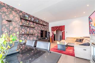 <p><span>Appartement clé en main d'une chambre à coucher + salle polyvalente - idéal pour la location ou pour démarrer.</span></p><p><span> </span></p><p><span>Emplacement :</span></p><p><span>Situé dans un endroit central à Merksem, à proximité des magasins, des écoles et des transports publics.</span></p><p><span> </span></p><p><span>Disposition :</span></p><p><span>Ce bel appartement prêt à l'emploi au 2ème étage à vendre à Merksem présente l'agencement suivant :</span></p><ul><li><span>Hall d'entrée avec placard</span></li><li><span>Toilettes séparées pour les invités</span></li><li><span>Salon spacieux</span></li><li><span>Cuisine entièrement équipée</span></li><li><span>Chambre à coucher 1 </span></li><li><span>Pièce polyvalente - possibilité de bureau ou chambre 2 - actuellement aménagée en bureau</span></li><li><span>Salle de bains, équipée d'une douche et d'un meuble lavabo</span></li></ul><p><span> </span></p><p><span>Caractéristiques :</span></p><ul><li><span>Conforme aux normes d'électricité</span></li><li><span>EPC favorable</span></li><li><span>Pas d'amiante</span></li><li><span>Chauffage : Chauffage central au gaz naturel</span></li><li><span>Disponibilité négociable</span></li><li><span>Idéal pour une occupation personnelle ou comme investissement - facile à louer ! !!</span></li></ul><p><span> </span></p><p><span>Êtes-vous intéressé par cet appartement à vendre à Merksem ? Vous êtes à la recherche d'un autre bien immobilier ou vous souhaitez connaître la valeur de votre bien ? Dans ce cas, BOLT Immo est l'endroit idéal pour vous ! Nous nous ferons un plaisir de vous aider ! Appelez le 03/568.68.06 ou envoyez un mail à <span>info@bolt.immo</span></span><span> </span></p><p><span> </span></p><p><span> </span></p>