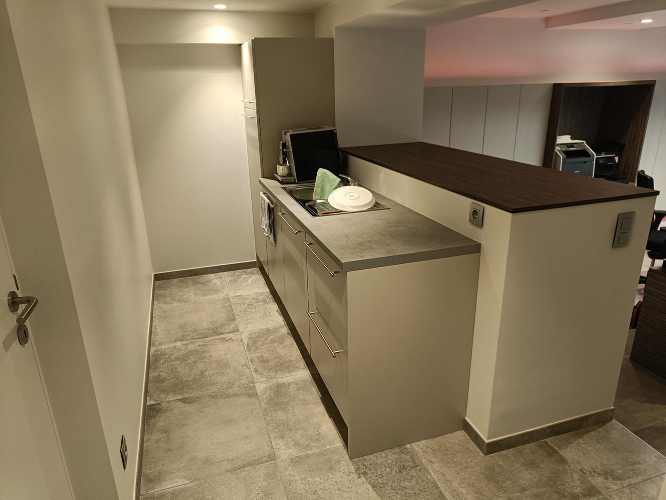 Genk, Winterslagstraat 89/1: Instapklare, bemeubelde bureelruimte incl. parking vlakbij het centrum. - foto 5