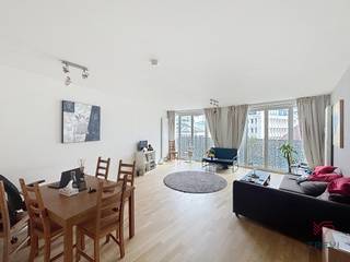 BRUSSEL-CENTRUM, op een steenworp van het De Brouckèreplein en alle voorzieningen, in een recent gebouw, ONGEMAKKELIJK appartement van ±104m² (EPB)...