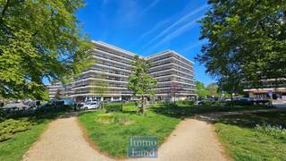 <p>Stylish living in a great location in Hasselt</p><p>This beautifully renovated 2-bedroom apartment is available this summer and combines a central location with modern finishes.</p><p>Features:</p><p>🌱 Completely renovated and energy-efficient apartment with Energy Label B – 129 kWh/m²</p><p>📍 Located on Sint-Katarinaplein</p><p>🚶 Everything within easy reach: downtown, shops, and amenities</p><p>Here, you’ll live smart and practically: no more long commutes—everything is right nearby, from your morning coffee to the bakery on the corner. ☕</p><p>💡 Ideal for those who want to live in a more compact space without compromising on location. Perfect as a first home or for those who prefer to keep things simple.</p><p>👀 Curious to see what it looks like?</p><p>Make an appointment and take a look at a similarly finished model apartment that we’re currently offering for sale just 100 meters from this one.</p><p>📞 Interested? Don’t hesitate—feel free to reach out!</p>