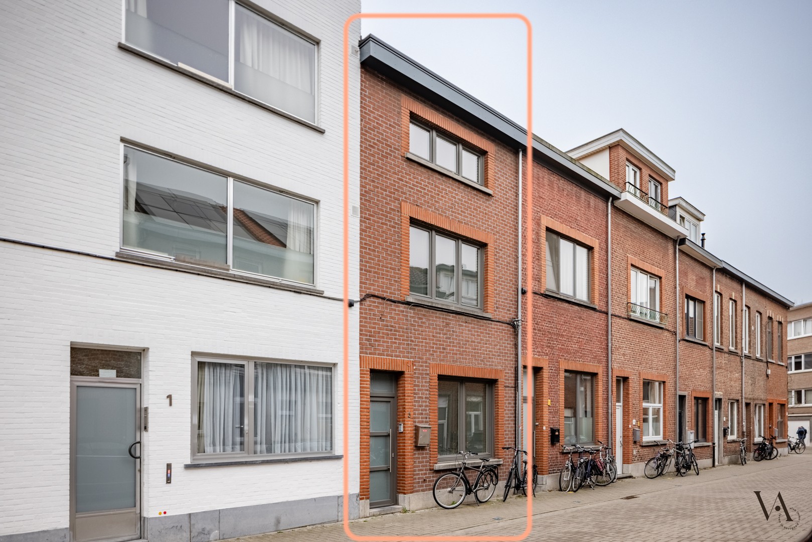 Volledig gerenoveerde woning met koer en dakterras in rustig straatje in Leuven - foto 3