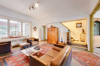 Welkom in deze unieke en charmante art-decowoning gelegen in de Van Notenstraat 6 te Deurne. Een woning vol authenticiteit, op een toplocatie aan het geliefde Te Boelaerpark.<br /><br />U betreedt de woning via de hal, die meteen de sfeer van de woning zet. Vanuit de hal komt u terecht in de open en lichtrijke leefruimte met zit- en eetplaats. Dankzij de mooie authentieke elementen en de karaktervolle afwerking ademt deze ruimte art deco.<br /><br />De trap in de leefruimte vormt zonder twijfel één van de absolute blikvangers van de woning.<br /><br />Aansluitend bevindt zich de recent vernieuwde keuken. Vanuit de keuken bereikt u nog een extra zit- of eetruimte met lichtkoepel en een mooi zicht op de tuin.<br /><br />De gezellige stadstuin vormt een absolute troef van deze woning en grenst aan het Te Boelaerpark. Dankzij deze ligging geniet u van een groen uitzicht en volledige privacy zonder inkijk.<br /><br />Op de eerste verdieping bevinden zich twee zeer ruime slaapkamers, waarvan één uitgerust is met airconditioning. Ook de badkamer werd recent vernieuwd.<br /><br />Als extra troef bestaat de mogelijkheid om de garagebox en staanplaats, gelegen tegenover de woning, mee aan te kopen voor € 35.000.<br /><br />Bijzonderheden:<br />- EPC E<br />- Grenzend aan het Te Boelaerpark<br />- Garagebox tegenover de woning voor € 35.000<br />- Keuken en badkamer gerenoveerd<br />- Condensatie ketel<br />- Ruime droge kelder<br /><br />Wg, Gvkr, Gvv, Gmo, Geen overstromingsgevoelig gebied, Renovatie