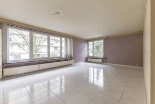 Bent u op zoek naar een appartement met veel lichtinval en 3 slaapkamers? En dit op een toplocatie in Borgerhout? Dan stellen wij graag dit te renoveren appartement op de eerste verdieping (met lift) aan u voor!<br /><br />Indeling:<br />U komt binnen in de centrale inkomhal die toegang geeft aan de meeste ruimtes. De hal heeft een kleine opbergkast. Vooraan is er de lichtrijke woonkamer (31,5m²) met aanpalend de ingerichte keuken (7,5m²) die voorzien is van een kookplaat, dampkap, oven, spoelbal, koelkast, diepvriezer en een vaatwasser. Achteraan is er de badkamer (5m²) en apart toilet. De badkamer is voorzien van een ligbad met douchefunctie en een lavabo. Verder zijn er drie slaapkamers (14,5m², 6,5m² en 6m²), waarvan de grootste toegang geeft aan een klein balkon (2m²). <br /><br />Opgelet: het appartement heeft een EPC met label F en heeft dus een renovatieverplichting.<br /><br />Ligging:<br />Uiterst centrale ligging met alles in de nabijheid zoals parken, scholen, horeca, winkels, ... Dichtbij openbaar vervoer en verbindingswegen. Kortom alles op wandelafstand! <br />Pluspunten:<br />- Toplocatie! <br />- Overal dubbele HR beglazing (pvc)<br />- Dak is geïsoleerd <br />- Privatieve kelderberging <br />- Volledig in te richten naar eigen smaak<br /><br />Voor meer informatie of een bezichtiging kan u One vastgoed steeds bereiken op volgend nummer 03 360 85 30.