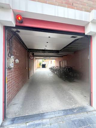 Garagebox gelegen in het centrum van Brugge in een afgesloten garagecomplex. <br /><br />Afmetingen 2,52m x 5,00m. Hoogte onder poort 1,90m.<br /><br />Absoluut een must mits het vernieuwde parkeerbeleid.<br /><br />Momenteel verhuurd.
