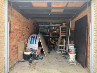 Garagebox te koop gelegen aan de Langveldstraat 31 te Deurne.<br />Geschikt voor het parkeren van een wagen, motor of als opslagruimte.<br /><br />Voorzien van een manuele kantelpoort met volgende afmetingen:<br />Diepte garage : 4,9 m<br />Breedte garage: 2,50 m<br />Hoogte garage: 2,3 m<br />Breedte inrit: 2,3 m<br />Hoogte inrit: 2 m<br /><br />Heeft u interesse en wenst u een bezoek ter plaatse in te plannen? Contacteer ons op 03 337 50 70 of via info@vbvastgoed.be.