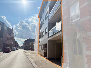 <p>Voor meer info of een bezoek, bel 054 78 90 01 - Ontdek dit veelzijdige appartementsgebouw met een bewoonbare oppervlakte van maar liefst <strong>748 m²</strong>, opgetrokken in <strong>1978 </strong>en ideaal voor investeerders. Het pand omvat <strong>zeven ruime appartementen</strong> met in totaal <strong>16 slaapkamers</strong> en <strong>7 badkamers</strong>, waarbij de appartementen variëren van <strong>twee tot drie slaapkamers</strong>. Achter het gebouw bevinden zich <strong>meerdere staanplaatsen</strong> en bovendien is het pand<strong> onderkelderd</strong>, wat zorgt voor extra opslag- en gebruiksmogelijkheden. Het volledige gebouw is uitgerust met <strong>dubbele beglazing</strong> - <strong>Asbestinventaris in afwachting </strong>- <strong>EK niet conform</strong> - <strong>EPC-labels variëren tussen B en F</strong> (20220915-0002675462-RES-1 ; 20220915-0002675483- RES-1 ; 20220916-0002675511-RES-1 ; 20230211-00028007585-RES-1 ; 20230211-0002807594-RES-1 ; 20230211-0002807595-RES-1 ; 20180622-0002068244-1). Foto's hebben betrekking op het appartement op de eerste verdieping met twee slaapkamers.</p>