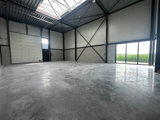 Nieuwbouw KMO-unit te huur met een oppervlakte van 152,25 m² en 2 privatieve parkeerplaatsen te huur. De casco magazijnruimte (brandklasse C) is...