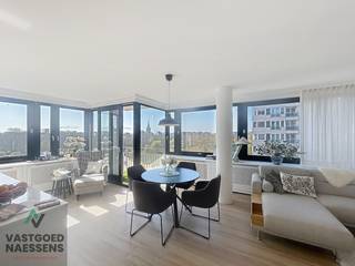 Dit schitterend vernieuwde 2 SLPK is gelegen op de 5de verdieping van de residentie ZONNEWEELDE. Het appartement baadt in het zonlicht door de ZW-oriëntatie. Door de vele raampartijen en uitstekende ligging is er vanuit elke kamer schitterend zicht op het Maria Hendrika Park en op het gekende standbeeld "DIKKE MATHILDE". Het appartement omvat een ruime woonkamer met open keuken die volledig werd ingericht met toestellen. Het terras grenst aan de woonkamer en het is er zalig vertoeven. Grenzend aan de woonkamer vinden we de ruime master-bedroom terug dewelke afgesloten kan worden. Via de ruime hall die voorzien is van ingemaakte kasten komen we in de nachthall terug waar we de badkamer en het afzonderlijke toilet terugvinden. Grenzend aan de badkamer is de 2DE slaapkamer. Dit appartement is perfect gelegen in het centrum van Oostende maar beschikt over een schitterend open zicht waardoor het gevoel van ruimte overheerst!