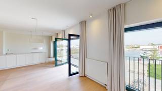 <p>Naar een ontwerp van architectuurbureau Office Kersten Geers David Van Severen, dit appartement in het complex KAAI 37 is gelegen aan het Kempisch Dok in de vernieuwde Cadixwijk op het Eilandje. De wijk wordt grondig gerenoveerd tot een van de meest sfeervolle, kwalitatieve en milieuvriendelijke buurten van de stad.<br />U woont hier op wandel- of fietsafstand van de stad en bent tegelijk dichtbij gunstige invalswegen. <br /><br />Zonnige leefruimte met zicht op water en toegang tot een mooi terras. Geïnstalleerde open keuken met gebruikelijke toestellen. Verder een ruime slaapkamer met ensuite badkamer voorzien van ruime inloopdouche. Separaat toilet. <br /><br /><strong>Autostaanplaats te huur met laadpaal (nr 1.25) aan 100 euro/maand en een kelderberging B27 op de -1.</strong><br /><br /><strong>Beschikbaar 2 november 2026 </strong><br /><br />Kortom, zorgeloos verhuizen en wonen in een vernieuwde hippe buurt. <br /><br />Troeven: <br />- zonnig terras met zicht op het water<br />- groene oase in de binnentuin<br />- ruime slaapkamer en badkamer <br />- hoogwaardige materialen</p>