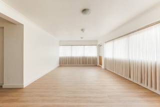 Espace multifonctionnel au rez-de-chaussée avec beaucoup de lumière, de visibilité et de nombreuses possibilités Cet appartement de 56 m² entièrement...