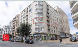 - Zeer lichtrijk<br />- Lateraal zeezicht<br />- Drie slaapkamers <br /><br />Geniet van het ultieme kustgevoel in dit lichtrijke appartement met lateraal zeezicht in het bruisende Oostende! Dankzij de vele raampartijen geniet u van een overvloed aan natuurlijk licht.<br />Toplocatie: pal aan het strand, op wandelafstand van hippe handels- en horecazaken, talrijke culturele hotspots en dichtbij het openbaar vervoer (trein, tram, bus). <br /><br />Indeling: inkomhal, lichtrijke en royale leefruimte, halfopen keuken met toegang tot terras, waar u geniet van lateraal zeezicht, nachthal met kastruimte, drie volwaardige slaapkamers, badkamer met ligbad en aansluiting wasmachine/ droogkast, toilet. <br />Privatieve kelderberging inbegrepen.<br />Gemeenschappelijke fietsenstalling aanwezig op het gelijkvloers. <br /><br />Mits enkele opfrissingswerken kan dit appartement opnieuw stralen!<br /><br />EPC: 192/kWh UC. 37537<br /><br />Contacteer ons voor meer info of een bezoek: Immo De Beus 059 510 300 <br /> 