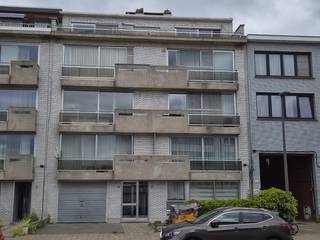 Appartement met 2 terrassen, 2 slaapkamers (waarvan 1 met ingebouwde kast), inkomhal met vestiairekast, aparte wc, living, keuken, bergplaats in kelder, individuele verwarming op gas.<br />Door het grote schuifraam aan de voorkant is er veel lichtinval in de woonkamer en keuken. Aan beide slaapkamers zijn rolluiken voorzien (elektrisch). Opbergkast aan het terras (achterkant).