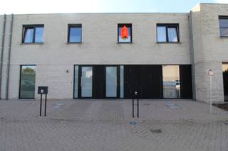 Schitterende gesloten recente woning te huur gelegen langs de Oude Oekensestraat te Rumbeke.<br />Deze woning beschikt over alle nodige hedendaagse comfort en is bovendien bijzonder energiezuinig!<br />De buurt is er uiterst rustig en kindvriendelijk, nabij winkels, scholen en op enkele minuten van de autostrade en nieuw ziekenhuis.<br />De woning is volledig afgewerkt en beschikt over zonnepanelen.<br /><br />Het gelijkvloers bestaat uit een inkom, gastentoilet, lichtrijke leefruimte met open keuken.<br />Het verdiep telt drie slaapkamers, berging, toilet en badkamer met inloopdouche.<br />Bij de woning hoort ook een carport en er is een gemeenschappelijke fietsenberging voorzien.<br /><br />Beschikbaar vanaf november<br />Huurprijs €975 per maand.