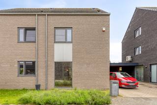 Half open bebouwing te koop in Schelleindeling:gelijkvloers:- inkomhal- gastentoilet- woonkamer met veel lichtinval- volledig uitgeruste keuken- eetkamer- zuid-gerichte tuin met terras- tuinberging (9m²)- oprit + carport met aansluiting voor een laadpaal- berging met aansluiting voor wasmachine en droogkasteerste verdieping:- slaapkamer 1 (ca. 14m²)- slaapkamer 2 (ca. 10m²)- slaapkamer 3 (ca. 10m²)- badkamer met inloopdouche en lavabotweede verdieping:- slaapkamer 4 (ca. 30m²)- berging- technische ruimteLocatie: deze recente half open bebouwing is gelegen in de Suyslaan in een rustige verkaveling in Schelle. Het centrum is in de nabijheid, alsook de fiets en wandeldijk langsheen de Rupel. Bijzonderheden:- zeer goed onderhouden woning- BEN woning (E15)- vloerverwarming met warmtepomp- zonnepanelen- ventilatiesysteem- 4 slaapkamers- zuid-gerichte tuin- carport + oprit voor twee wagens- doodlopende straatBent u op zoek naar een huis te koop in Schelle? Neem dan gerust contact op met één van onze collega's van Dewaele vastgoedDe eigendom wordt aangeboden via de Power-sale formule. Op 04/07/2026 tussen 10:00 en 14:00 kan u de woning op afspraak komen bezichtigen en een bod uitbrengen. De vermelde prijs is een instelprijs. Voor meer info, gelieve contact op te nemen met de dossierverantwoordelijke.Bestuursmaatregelen in het maatregelenregister: in aanvraag