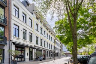 <p>Deze unieke kantoorruimte van ca 462 m² bevindt zich op een absolute toplocatie op het Eilandje, vlakbij het MAS en is verscholen achter een prachtige, karaktervolle gevel.</p>
<p>Residentie “Napoleonsky” is een prestigieus gebouw met een eyecatching architectuur.</p>
<p>De totale oppervlakte van 462 m² is speels opgedeeld. Enerzijds bevindt er zich een opengewerkte ruimte aan de voorzijde van het pand. Van hieruit geniet u van het waterzicht op het Verbindingsdok en de binnenvarende bootjes. De afgesloten ruimte is perfect als vergaderzaal of directiekantoor te gebruiken. Meterlange maatkasten zorgen voor voldoende bergruimte.</p>
<p>Centraal is het sanitair weggewerkt.</p>
<p>Aan de achterzijde en uitgevend op het gezellige binnengebied bevindt zich het tweede gedeelte. Het ruimtegevoel wordt hier extra benadrukt door het impressionante dakgebinte dat volledig is opengewerkt. Wederom bijzonder flexibel in te richten, met een ruime open werkzone waar meerdere werkstations kunnen worden ingetekend.</p>
<p>De grote schuiframen geven uit op het zalige terras van ca 32 m², ideaal voor een lunch in de zon of informele meetings. Aan de andere kijkt het tweede terras van ca 22 m² uit op de gemeenschappelijk binnentuin.</p>
<p>Een tweede sanitaire cel evenals een praktische kitchenette met voldoende plaats voor een gezellige eettafel vervolledigen het plaatje.</p>
<p>Via de trap heeft u toegang tot de bovengelegen zolderruimte van ca 30 m², ideaal voor extra opslag.</p>
<p>Kortom: een unieke oppervlakte met catchy elementen, die tal van invullingen toelaat en een aangename en productieve sfeer ademt.</p>
<p>Het pand is momenteel stedenbouwkundig vergund als kantoorruimte. Een eventuele functiewijziging naar een ander gebruik (wonen, vrij beroep) is onderworpen aan stedenbouwkundige vergunning en de geldende regelgeving.</p>
<p>Ondergrondse autostaanplaats optioneel mee aan te kopen voor 50.000 Euro, excl. registratiebelasting.</p>