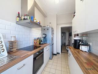 <p><b>Ouderghem</b>, Dicht bij winkels en openbaar vervoer, mooi appartement met 2 slaapkamers en een eigen tuin.</p>
<p><b><u>Op de 1e verdieping</u></b> <b>:</b></p>
<ul>
<li>Entrée van ± 9 m²</li>
<li>Woonkamer van ± 25 m²</li>
<li>Keuken van ± 8 m² (oven, koelkast, vriezer, vaatwasser, afzuigkap, kookplaten)</li>
<li>Slaapkamer 1 van ± 15 m²</li>
<li>Slaapkamer 2 van ± 15 m²</li>
<li>Badkamer (douche, wastafel)</li>
<li>Balkon van ± 4,5 m²</li>
</ul>
<p><b><u>Op de begane grond</u>:</b></p>
<ul>
<li>Multifunctionele ruimte (wasruimte/kantoor)</li>
<li>Terras van ± 15 m²</li>
<li>Tuin van ± 49 m²</li>
</ul>
<p>Parkeerplaats buiten (voor de voordeur)</p>
<p><b><u>Kosten</u></b>: 150 €/maand (verwarming en gemeenschappelijke kosten)</p>