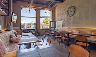 <p>Op een absolute toplocatie aan het <strong>Joseph Possozplein</strong>, midden in het bruisende centrum van Halle, bevindt zich dit commerciële handelsgelijkvloers van ca. 92 m². Dankzij de uitstekende zichtbaarheid, de centrale ligging en de vele passanten geniet deze eigendom van een bijzonder interessante commerciële uitstraling.</p><p>De handelsruimte is momenteel ingericht als eethuis/koffiehuis en beschikt over een ruime en open indeling die tal van mogelijkheden biedt voor verschillende commerciële activiteiten. Het pand beschikt over een open ruimte vooraan, een functionele keuken, sanitaire voorzieningen en een praktische berging. </p><p>Dankzij de grote etalage geniet het pand van een maximale visibiliteit en een aangename lichtinval, wat zorgt voor een uitnodigende sfeer voor klanten en bezoekers.</p><p>De centrale ligging vormt zonder twijfel één van de grootste troeven van deze eigendom. Winkels, horeca, openbaar vervoer en openbare parkeergelegenheid bevinden zich in de onmiddellijke omgeving, wat zorgt voor een constante passage en een uitstekende bereikbaarheid.</p><p>Of u nu op zoek bent naar een locatie voor uw eigen handelszaak of naar een interessante investering op een commerciële toplocatie, deze handelsruimte biedt een unieke opportuniteit in het hart van Halle. Dankzij de veelzijdige indeling en de uitstekende ligging vormt dit pand een ideale uitvalsbasis voor uiteenlopende commerciële activiteiten.</p>