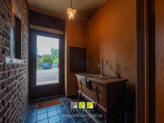 <span><strong>TE RENOVEREN RIJWONING MET 3 SLAAPKAMERS OP EEN PERCEEL VAN 3A1CA TE LANKLAAR<br /><br />TROEVEN<br /></strong>- Ligging aan het kanaal Zuid-Willemsvaart, nabij natuurgebied Oude Kanaal, de idyllische omgeving van het Brugwachtershuisje &amp; Beau Séjour, en het fietsroutenetwerk. <br />- Volledig te renoveren naar eigen smaak!<br />- 3 slaapkamers.<br />- Badkamer op het gelijkvloers.<br />- Leuke tuin<br />- Garage met kelder, bereikbaar via achterzijde (erfdienstbaarheid)<strong><br /><br />GELIJKVLOERS 00 (81,53 m²)<br /></strong>- Inkomhal (1,80 m x 2,40 m = 4,32 m²): tegelvloer.<br />- Leefruimte (5,00 m x 5,20 m + 2,80 m x 3,25 m = 35,10 m²): openhaard, tegelvloer.<br /></span><span>- Trappenhal (2,80 m x 4,00 m = 11,20 m²): trap naar de eerste verdieping, tegelvloer.</span><br /><span>- Keuken (2,65 m x 4,60 m = 12,19 m²): L-vormige keukenwand (onder- en bovenkasten, lades, koelkast, vaatwasser, oven, elektrische kookplaat, dampkap, spoelbak), tegelvloer.<br /></span><span>- Gang (1,80 m x 1,00 m + 3,50 m x 0,90 m = 4,95 m²): tegelvloer.<br />- Wasplaats (1,40 m x 0,80 m = 1,12 m²): aansluiting wasmachine en droogkast, betonvloer.<br />- Berging (2,00 m x 2,50 m = 5,00 m²): centrale verwarmingsketel op stookolie, lavabo, novilonvloer.<br />- Badkamer (2,75 m x 2,35 m = 6,46 m²): ligbad, douche, lavabo, volledig betegeld, tegelvloer.</span><br /><span>- Toilet (0,85 m x 1,40 m = 1,19 m²): zittoilet, tegelvloer.</span><br /><br /><span><strong>VERDIEPING</strong> <strong>+01 (46,21 m²)</strong></span><br /><span>- Overloop (1,70 m x 1,60 m = 2,72 m²): novilonvloer.<br />- Gang (2,90 m x 1,00 m = 2,90 m²): novilonvloer.<br />- Slaapkamer 1 (3,00 m x 2,90 m =8,70 m²): tapijt vloerbedekking.<br />- Slaapkamer 2 (3,90 m x 5,10 m = 19,89 m²): tapijt vloerbedekking.<br />- Slaapkamer 3 (3,00 m x 4,00 m = 12,00 m²): tapijt vloerbedekking.</span><br /><br /><span><strong>EXTERIEUR</strong></span><br /><span>- Omheinde tuin met klein terras.<strong><br /></strong>- Garage (6,50 m x 4,00 m = 26,00 m²): betonvloer.<br />- De tuin en garage zijn bereikbaar via een erfdienstbaarheid.<br /><br /><strong>EXTRA INFORMATIE <br /></strong><span>Dit pand kan onderhevig zijn aan de renovatieverplichting die door de Vlaamse overheid wordt opgelegd voor residentiële gebouwen. Alle informatie kunt u terugvinden via https://www.vlaanderen.be/een-woning-kopen/renovatieverplichting-voor-residentiele-gebouwen-vanaf-2023.<br /></span><br />Bekijkt u deze advertentie via een aanverwante vastgoedsite, surf dan zeker naar onze website <strong>www.N78vastgoed.be</strong> voor een uitgebreide beschrijving en foto's. <strong>Meer info: +32 (0)89 86 18 88 of info@N78vastgoed.be.</strong></span>