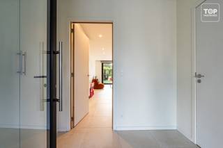 In een rustige en autoluwe straat, vlak bij de Bourgoyen, bevindt zich deze energiezuinige BEN-woning uit 2019. <br /><br />De kindvriendelijke omgeving, winkels en scholen op fietsafstand en de vlotte bereikbaarheid richting Gent maken dit een aangename en praktische woonlocatie.<br /><br />De woning beschikt over een ruime en lichtrijke leefruimte met aansluitend een volledig ingerichte open keuken. Van hieruit heb je rechtstreeks toegang tot de zonnige tuin.<br /><br />Op de verdieping bevinden zich drie slaapkamers en een badkamer met zowel ligbad als douche.<br /><br />Met een gunstig EPC-label A, warmtepomp, zonnepanelen en een regenwaterput van 5.000 liter is de woning bijzonder energiezuinig en klaar voor de toekomst.<br /><br />De eigen oprit biedt parkeergelegenheid aan de woning. Achteraan is er bovendien een praktisch poortje, ideaal om fietsen en vuilnisbakken eenvoudig van en naar de tuin te brengen.<br /><br />Een recente en energiezuinige woning op een rustige, kindvriendelijke locatie vlak bij de Bourgoyen, met alle voorzieningen binnen handbereik.<br /><br />Bel Top Vastgoed op 0475 700 700 en plan je bezoek.