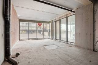 Moderne nieuwbouw handelsruimte met (181 m²) te huur op topligging te OostduinkerkeDit vastgoed is gelegen op het bruisende Astridplein en biedt bijzonder veel visibiliteit voor uitbating van diverse activiteitenIndeling:- handels gelijkvloers ( ca. 151 m²)- stockageruimte ( ca. 31 m²)Troeven:- Verzorgd winkelpand / kantoor- Moderne winkelfaçade- Bijzonder grote glaspartijen- Aantrekkelijke ligging- vele parkeermogelijkheden- tal van invullingen mogelijkModaliteiten:- afwerking nog bespreekbaar mits opleg meerprijs- horeca light toegelaten in de statuten- onmiddellijk beschikbaarMobiliteit:- gelegen aan de Koninklijke Baan- vlot bereikbaar via openbaar vervoer, met de auto of te voetOp een boogscheut gelegen van de bruisende Zeedijk en dicht bij diverse winkelstraten en supermarkten. Aarzel zeker niet ons te contacteren op 0473/56.01.82 of business.brugge@dewaele.com indien dit bedrijfsvastgoed bestaande uit een handelsruimte/kantoor te koop in centrum Oostduinkerke u mogelijks kan interesseren.Bestuursmaatregelen in het maatregelenregister: nee