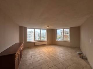 Cet agréable appartement à Ostende offre un salon spacieux et lumineux avec cuisine ouverte, où les grandes fenêtres apportent une lumière...