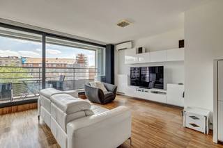 In Molenbeek, Koolmijnenkaai 68, ontdekt u dit appartement met veel lichtinval, gebouwd in 2012, met mooie afwerkingen en een moderne leefomgeving. Gelegen op de 4de verdieping (van de 5) van een gebouw met conciërge, combineert dit pand comfort en functionaliteit. Het appartement bestaat uit een living van 33m², een volledig uitgeruste open Amerikaanse keuken van 12m², en een washokje. De twee slaapkamers, van 18m² en 19m², beschikken elk over hun eigen badkamer of douchekamer. De slaapkamer van 19m² heeft rechtstreekse toegang tot een terras georiënteerd op het westen, terwijl een tweede terras, georiënteerd op het oosten, zich aan de voorzijde bevindt. Ramen in aluminium met dubbele beglazing overal. Individuele gasketel. Airconditioning. De elektriciteit is conform. Een kelder vervolledigt dit pand, met de mogelijkheid om een parkeerplaats in het gebouw te verwerven. EPC: D-. Maandelijkse lasten van 200 € (alles inbegrepen). Onroerende voorheffing: 1.521 €/jaar. Beveiligde inkomdeur. Ideaal gelegen langs het kanaal in Molenbeek, in een volop ontwikkelende buurt, dicht bij winkels, openbaar vervoer en grote invalswegen. Vrij bij de akte. IDEAAL VOOR IEDEREEN.