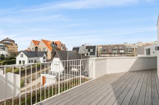 Geniet van luxe en duurzaamheid in dit prachtig nieuwbouwappartement op wandelafstand van de zee. De royale living met moderne open keuken vormt een lichtrijk geheel, dat naadloos aansluit op het grote terras van 68 M2 voor een optimaal vakantiegevoel. Dit energiezuinige appartement is klaar voor de toekomst dankzij een EPC A-attest en geothermische verwarming. Met drie ruime slaapkamers, een praktische aparte berging en een gemeenschappelijke fietsenberging is aan alle comfort gedacht. Bovendien is er de mogelijkheid tot de aankoop van een garage. Een unieke kans op een stijlvolle en zorgeloze thuis aan de kust!