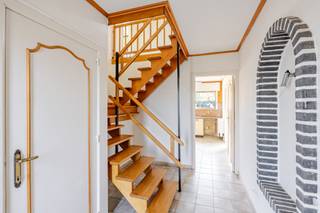 <strong>Ligging</strong><br />Welkom in Beukenhof 19 te Sint-Laureins, een kwaliteitsvolle en stevige woning die zich bevindt in een rustige, kindvriendelijke woonwijk op wandelafstand van het centrum en omringd door groen. Dankzij haar solide bouwkwaliteit en gunstige ligging biedt dit huis het perfecte kader voor wie op zoek is naar ruimte, licht, rust en comfort.
<p>Deze woning staat op een royaal perceel van 522 m² met een zonnige, goed georiënteerde tuin — ideaal om te genieten van het buitenleven in alle privacy. Binnenin beschikt de woning over vier slaapkamers, met de mogelijkheid tot het inrichten van een vijfde kamer, afhankelijk van uw noden.</p>
<p>Hoewel de woning een lichte opfrissing kan gebruiken, vormt dit tegelijk een mooie kans om het huis volledig naar eigen smaak te moderniseren. De degelijk uitgevoerde structuur en gunstige EPC-score (label C) zorgen voor een energiezuinige en duurzame basis waarop u verder kunt bouwen.<br /><br /><strong>Troeven</strong></p>
<ul><li><strong>Kwalitatieve basis om verder te moderniseren</strong></li><li><strong>GEEN renovatieverplichting (EPC-C)</strong></li><li><strong>Centrale verwarming op gas</strong></li><li><strong>Inrichting en kamerschikking naar eigen wensen en noden</strong></li><li><strong>Royaal perceel van 522 m² met een gunstige oriëntatie</strong></li><li><strong>Zeer aangename woonomgeving</strong></li><li><strong>Lichtrijke leefruimte aansluitend op de tuin</strong></li><li><strong>Inpandige garage + voldoende parkeermogelijkheid</strong></li></ul>
<strong>Contact</strong><br />Stipt deze woning al uw behoeften af? Aarzel dan zeker niet om ons te contacteren!