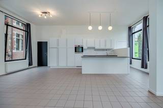 <p><span>Au deuxième étage, cet </span><span>appartement est</span><span> situé </span><span>dans le</span><span>Minderbroedersrui</span><span>d'Anvers</span><span>, entre la Sint-Paulusstraat et la Lange Koepoortstraat. L'emplacement est particulièrement pratique : en plein cœur de la ville, les universités, les magasins, les restaurants et l'Académie royale des beaux-arts sont tous accessibles à pied. </span></p><p><span> </span></p><p><span>Cet appartement au deuxième étage </span><span>a une </span><span>surface utile de 88m² </span><span>et</span><span> </span><span>offre une belle </span><span>sensation de loft</span><span>, avec une cuisine ouverte entièrement installée et une salle de bain avec douche.</span></p><p><span> </span></p><p><span>Disposition</span></p><p><span>- situé au 2ème étage (sans ascenseur)</span></p><p><span>- espace loft : salon, salle à manger et cuisine</span></p><p><span>- cuisine ouverte </span></p><p><span>- salle de bains avec douche, toilettes et lavabo</span></p><p><span> </span></p><p><span>Bâtiment général</span></p><p><span>- toit avec isolation</span></p><p><span>- pas d'ascenseur disponible</span></p><p><span>- services publics individuels</span></p><p><span>- structure en béton</span></p><p><span> </span></p><p><span>Avantages</span></p><p><span>- situation en haut de l'échelle </span></p><p><span>- fenêtres à double vitrage </span></p><p><span>- Label EPC C</span></p><p><span>- actuellement loué</span></p><p><span> </span></p><p><span>Vous êtes intéressé par cet appartement à vendre dans le centre d'Anvers, vous êtes à la recherche d'un autre bien immobilier, d'un investissement ou vous voulez connaître la valeur de votre bien ? Dans ce cas, BOLT immo est l'agence qu'il vous faut ! Nous nous ferons un plaisir de vous aider.</span></p><p><span> </span></p>