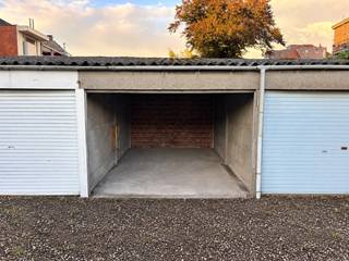 Op een vlot bereikbare locatie in Sint-Amandsberg bevindt zich deze praktische en afgesloten garagebox (lot 2).<br /><br />De garagebox is gelegen in een garagecomplex aan de Sint-Bernadettestraat 40+ en is eenvoudig bereikbaar via een gemeenschappelijke oprit.<br /><br />Dankzij de kantelpoort biedt de garage een praktische en veilige oplossing voor het stallen van een wagen, motorfiets of fietsen. Daarnaast is de ruimte ook geschikt als extra opslagplaats.<br /><br />Troeven:<br />- Afgesloten private garagebox (lot 2)<br />- Vlot toegankelijk via gemeenschappelijke oprit<br />- Voorzien van een kantelpoort<br />- Geschikt voor parkeren of extra opslagruimte<br />- Gunstige ligging in Sint-Amandsberg<br /><br />Voor meer informatie en/of een bezoek, contacteer Henri via henri@immodavinci.be of op 0488 63 13 54.