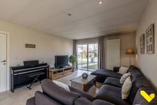 Gelijkvloerse woning met extra verdieping en ruime tuin.We betreden deze gelijkvloerse woning met extra verdieping via de ruime inkomhal, om...