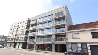 Dit lichtrijke appartement bestaat uit een inkomhal met gastentoilet, woonkamer met open keuken, praktische berging, 2 slaapkamers, badkamer,...