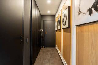 Dit perfect gerenoveerd pareltje is gelegen op de zesde verdieping in een gebouw met lift en werd recentelijk totaal gerenoveerd. Het appartement omvat een inkomhal, apart toilet, een ruime en lichtrijke leefruimte, een volledig geinstalleerde keuken, apart bureau, 2 slaapkamers, badkamer met douche en een balkon. Ondergronds is er een ruime berging en garagebox inbegrepen. Elektriciteit volledig conform, massieve parket, hoogrendementsbeglazing edm zijn slechts enkele troeven. Vanop deze verdieping heeft u een fantastisch vergezicht. Mogelijkheid tot overnemen van het meubilair. Dit is een topper in zijn prijsklasse!