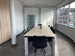 GELIJKVLOERS volledig op natuursteenCentraal gelegen gedeelte 45 m² met ingemaakte kasten en vaste burelen.1ste bureel 17 m² met ingemaakte...