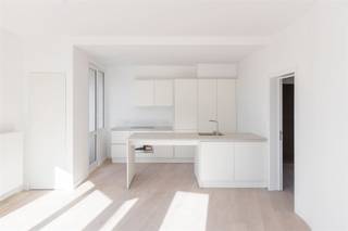 Vous cherchez un nouveau chez-vous ? Vous souhaitez un logement flambant neuf et vous n’êtes pas contre un peu de luxe ? Alors cet appartement, situé dans ce projet de rénovation, est peut-être fait pour vous. Achevé en mars 2022, il a été entièrement démoli puis reconstruit. Nouvelle cuisine, salle de bains élégante, petite terrasse, il suffit de franchir le seuil pour entrer chez Delhaize, et le tram en direction d'Anvers se trouve à quelques mètres à peine. Que demander de plus ? * Économe en énergie (PEP avant rénovation) * Magnifique cuisine avec îlot* Parquet* Charges communes peu élevées (25 euros) . L'appartement est situé à la limite de Schoten et Merksem, dans une rue calme. Les grandes fenêtres laissent entrer beaucoup de lumière. Entrée avec toilettes invités, local technique, salon avec parquet et cuisine ouverte. La cuisine est équipée de tous les appareils électroménagers. Chambre avec salle de bains attenante. Cave incluse. Loyer : 850,00 euros, consommations facturées selon vos propres compteurs. Seule l'électricité du couloir est partagée entre les 4 logements. Cet appartement lumineux vous intéresse ? Veuillez remplir le formulaire sur notre site web :https://www.sinjoor.be, en bas de la page consacrée à l'appartement.