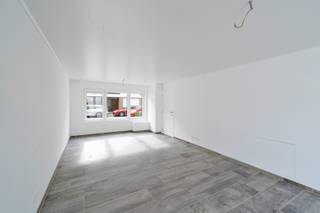 Deze charmante rijwoning in het hart van Stene werd in 2024-2025 volledig gerenoveerd met oog voor comfort en energiezuinigheid (EPC B – 115 kWh/m²). De woning combineert veel lichtinval, open ruimtes met moderne afwerking, en is instapklaar.<br /><br />Op het gelijkvloers vindt u een inkomhal met gastentoilet, een lichtrijke leefruimte met vloerverwarming en grote raampartijen, en een volledig uitgeruste keuken met aansluitende wasruimte. Via de keuken bereikt u de onderhoudsvriendelijke koer, ideaal voor een gezellige buitenruimte.<br /><br />De eerste verdieping telt twee slaapkamers en een stijlvolle badkamer met dubbele lavabo, inloopdouche en tweede toilet. De zolder, bereikbaar via een vaste trap, werd ingericht als derde ruime slaapkamer.<br /><br />Met nieuwe ramen in pvc en aluminium, dakisolatie, conforme elektriciteit en energiezuinige verwarming op aardgas, is deze woning zowel praktisch als duurzaam. Gelegen nabij winkels, scholen en openbaar vervoer, vormt dit een ideale gezinswoning op een centrale locatie.