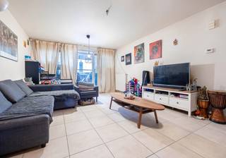<strong>SAINT-JOSSE</strong>, op 5 minuten lopen van het Square Ambiorix, ligt dit appartement met twee slaapkamers van ±87 m² in een klein appartementencomplex uit 2019. Het appartement is als volgt ingedeeld: hal, een woonkamer van ±40 m² met toegang tot het terras van ±9 m² op het zuidoosten, een ingerichte keuken (oven, kookplaat, afzuigkap, koelkast), een technische ruimte van ±2,5 m² met aansluitingen voor wasmachine en droger, een badkamer van ±6 m² (bad, wastafel), apart toilet, een slaapkamer van ±14 m², een slaapkamer van ±9,5 m², een kelderruimte van ±1,5 m² op de begane grond van het gebouw. Het gebouw beschikt over een fietsenstalling. De EPC-klasse is B. <br /><br /><span>Gelegen op de eerste verdieping</span> :<br />
<ul>
<li>Entreehal</li>
<li>Woonkamer van ±40 m² (9,04 m x 4,11 m) met toegang tot het terras op het zuidoosten van ±9 m²</li>
<li>Technische ruimte met aansluitingen voor wasmachine en droger van ±2,5 m²</li>
<li>Badkamer van ±6 m² (bad, wastafel)</li>
<li>Aparte wc</li>
<li>Een slaapkamer van ±9,5 m² (3,49 m x 2,65 m)</li>
<li>Een slaapkamer van ±14 m² (3,4 m x 4 m)</li>
</ul>
<br />Kelder nr. 3 van ±1,5 m², gelegen op de begane grond van het gebouw.<br />Fietsenstalling beschikbaar voor de mede-eigenaren<br /><br />Kosten van 119 €/maand (beheerder, verzekering, onderhoud, gemeenschappelijke ruimtes)<br />Reservefonds met een saldo van 5.000 €.