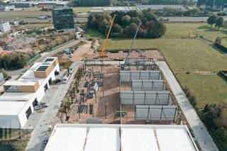 Op zoek naar een bedrijfsruimte waarin u meteen kan starten? Bedrijvenpark "<strong>Hexahub</strong>" biedt 37 instapklare KMO-units, fantastisch gelegen nabij de E403 in de schaduw van het Westwing Park, met oppervlaktes van 164m² tot 307m² (samenvoegbaar tot grotere oppervlaktes).<br /><br />Door volgend afwerkingspakket kan u meteen aan de slag:<br />- 4 lichtpunten<br />- sectionale poort<br />- waterkraan<br />- keuring water & elektriciteit<br />- 2 stopcontacten<br /><br />Het<strong> casco magazijn </strong>is opgebouwd uit een staalconstructie met een buitenschil bestaande uit een combinatie van geïsoleerde betonpanelen en sandwichpanelen. De loods, brandklasse B, heeft een vrije hoogte van +/- 6 meter en is toegankelijk via een automatische sectionale poort (al dan niet met een aparte toegangsdeur en glaspartij). Sommige units zijn voorzien van een lichtstraat. De strategische ligging, pal in het hart van ondernemend Roeselare, aan afrit Rumbeke, AZ Delta en Westwing Park, zorgt voor een vlotte bereikbaarheid en biedt een uitstekende uitvalsbasis voor de hele regio.<br /><br />Ruime parkeer- en manoeuvreerruimte voorzien op het terrein. Voorziene oplevering fase II : Q1 2027.<br /><br />Contacteer <strong>PANORAMA B2B</strong> voor bijkomende inlichtingen, plannen of een vrijblijvend plaatsbezoek <strong>0476 215 115</strong>.