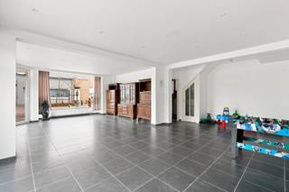 Hoekwoning met 3 woonunits in het centrum van De Panne<br /><br />In de Adinkerkelaan 6 te De Panne bevindt zich deze interessante gesloten hoekbebouwing met tal van mogelijkheden. Dit eigendom bestaat uit een handelsgelijkvloers met garage / fietsenberging en drie afzonderlijke woonunits, ideaal als investering of combinatie wonen/werken. Gelegen in het centrum en op slechts 1300 meter van zee geniet u hier van een vlotte bereikbaarheid en een uitstekende ligging.<br /><br />De woning, gebouwd in 1951, is instapklaar en heeft een bewoonbare oppervlakte van ca. 235 m² op een perceel van 140 m². Elke unit beschikt over een eigen CV-installatie op aardgas, PVC-ramen met dubbele beglazing en een praktische indeling.<br /><br />Indeling:<br />Op het gelijkvloers bevindt zich een ruime handels- of kantoorruimte (±61 m²), een niet-geïnstalleerde keukenruimte, sanitair met twee toiletten en een garage met kantelpoort. De gemeenschappelijke inkomhal voor de appartementen bevindt zich langs de zijkant van het gebouw.<br /><br />De eerste verdieping omvat twee appartementen. Beide units beschikken over een leefruimte, keuken, badkamer met douche en toilet en een slaapkamer.<br /><br />Op de tweede verdieping bevindt zich een derde appartement met leefruimte, keuken met eetplaats, badkamer en slaapkamer. Via de trapzaal is ook de geïsoleerde zolderruimte bereikbaar.<br /><br />Troeven:<br /><br />- Opbrengsteigendom met 3 units + handelsgelijkvloers<br />- Centrale ligging nabij winkels, openbaar vervoer en zee<br />- Conforme elektriciteit <br />- Afzonderlijke verwarming per unit<br />- Garage inbegrepen<br />- EPC-label E (422 kWh/m² jaar)<br /><br />Kortom, een veelzijdige eigendom met interessante verhuurmogelijkheden of ruimte voor eigen invulling in het hart van De Panne.<br />Ref. NI24634