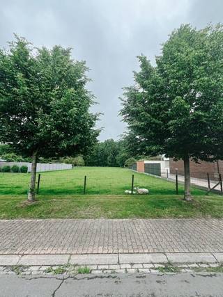 Découvrez ce beau terrain à bâtir de 15a71ca à Meise, idéal pour réaliser la maison de vos rêves. Avec des plans approuvés pour un bâtiment mitoyen...